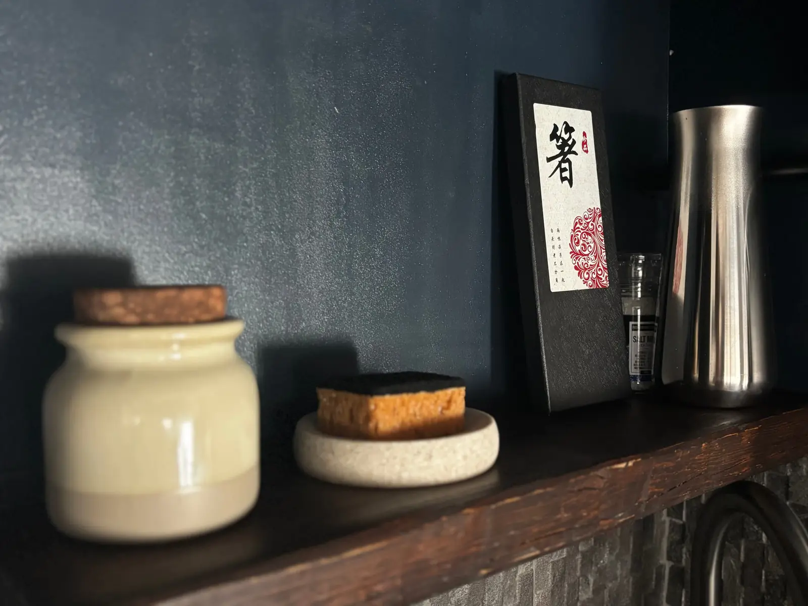 Céramiques et carafe sur l’étagère de l’échoppe