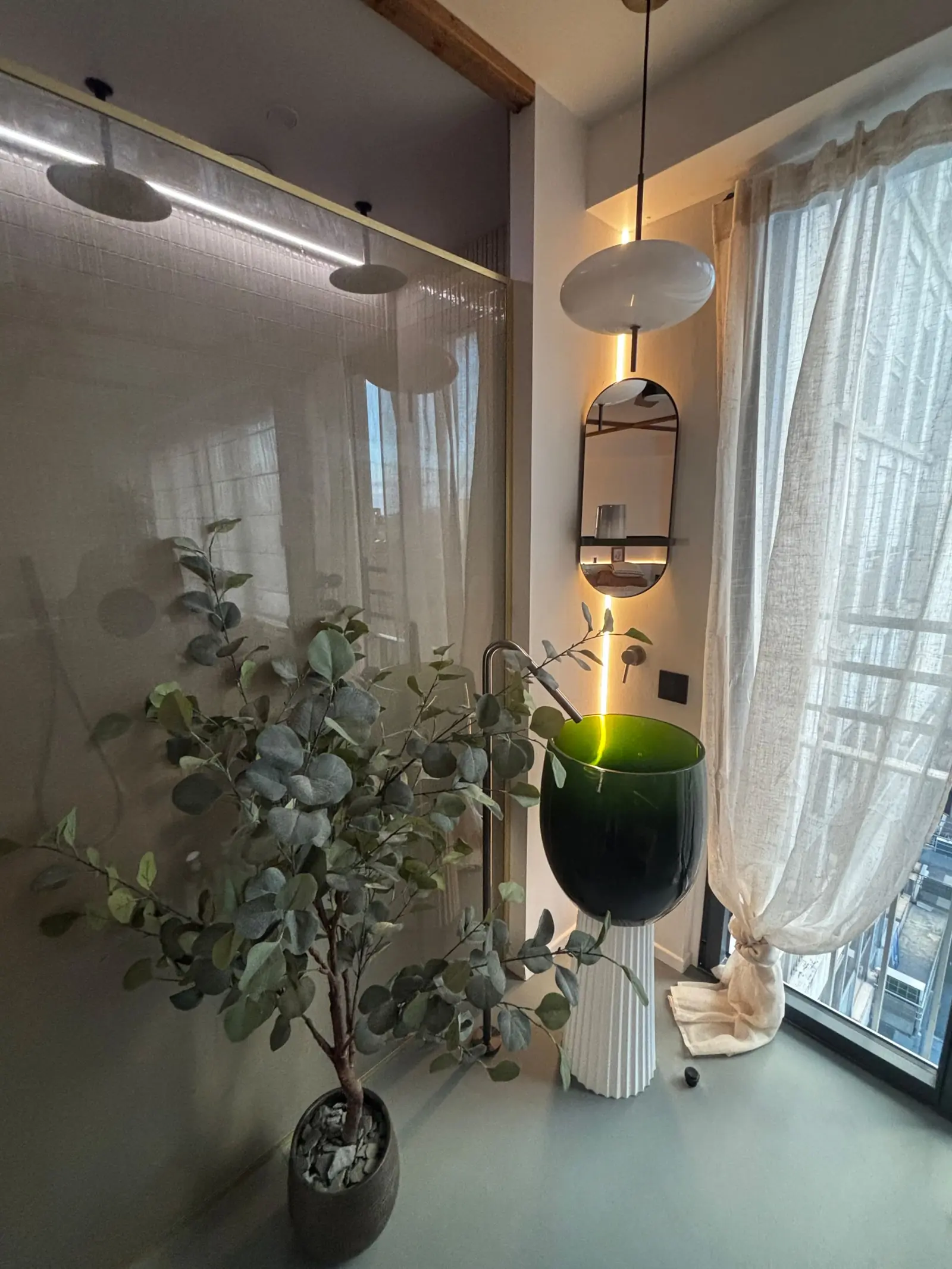 Rideaux de lin devant la fenêtre, plantes et lampe verte